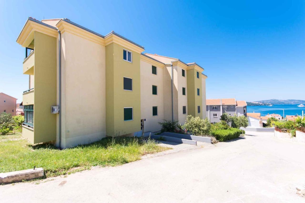 Appartamento Three-bedroom In Okrug Gornji I
